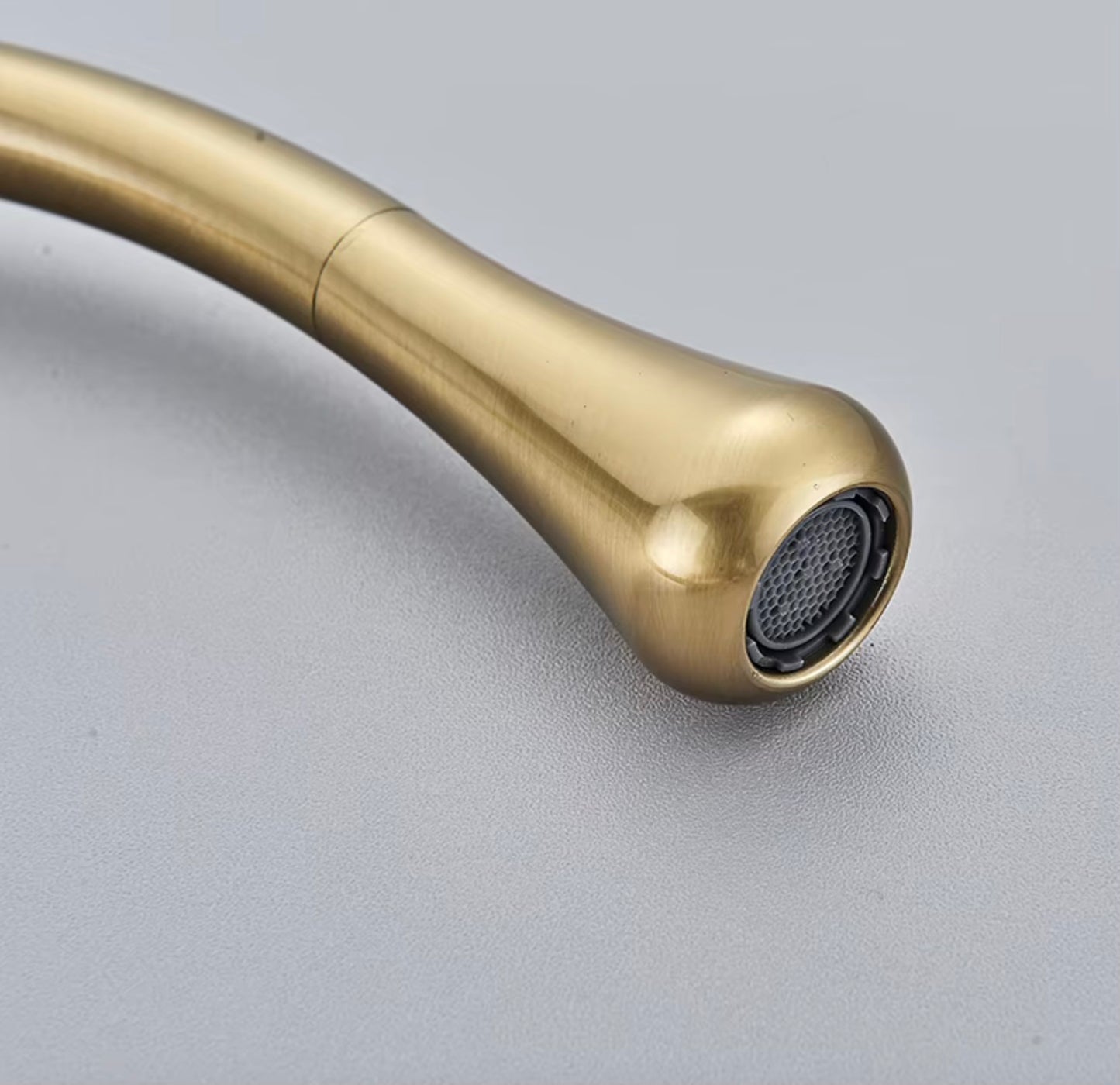 SaniSupreme AquaSoft wastafelkraan opbouw laag model gebogen uitloop geborsteld goud