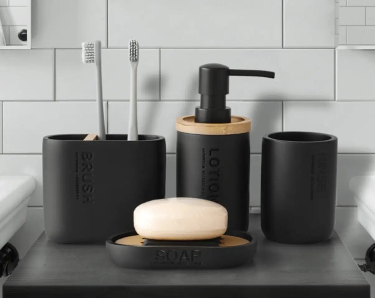 SaniSupreme Badkamer Toiletset - 4 Delig- Toiletaccessoires Set- Zeeppompje- Tandenborstelhouder - Zeepschaal- Beker- Zwart