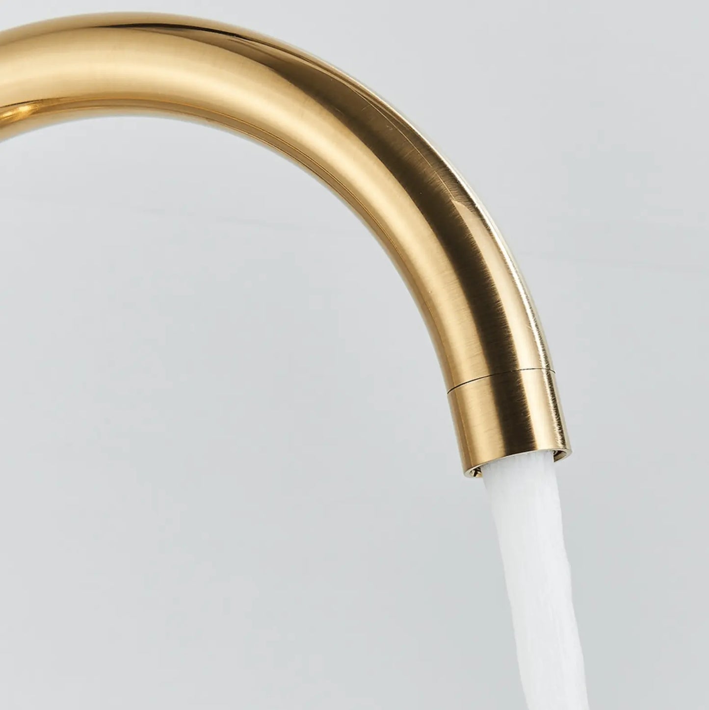 SaniSupreme Badkraan Ancona vrijstaand model met handdouche geborsteld goud