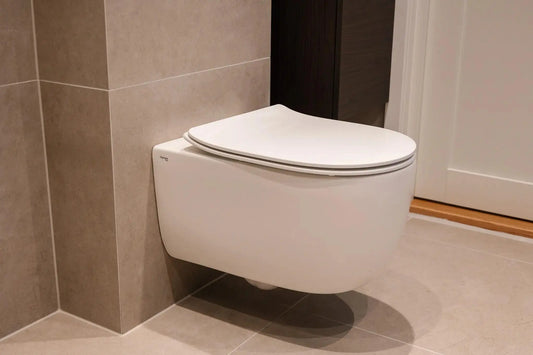 Waarom blijft je toiletbril verschuiven ondanks het vastdraaien? 8 oorzaken en oplossingen