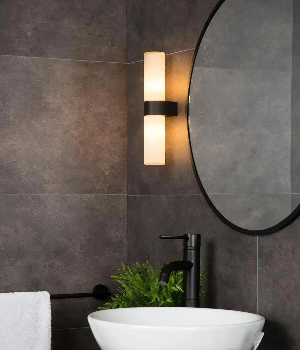 Stijlvolle SaniSupreme badkamer wandlamp zwart met mat wit glas – moderne spiegelverlichting voor optimale sfeer en functionaliteit in de badkamer