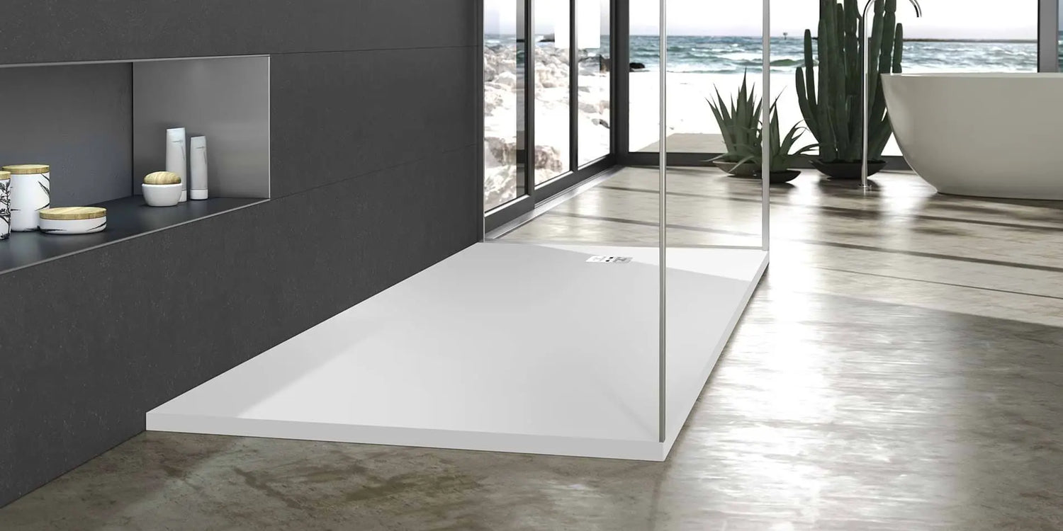 Moderne inloopdouche met glazen wand, zwart frame en grijze douchevloer