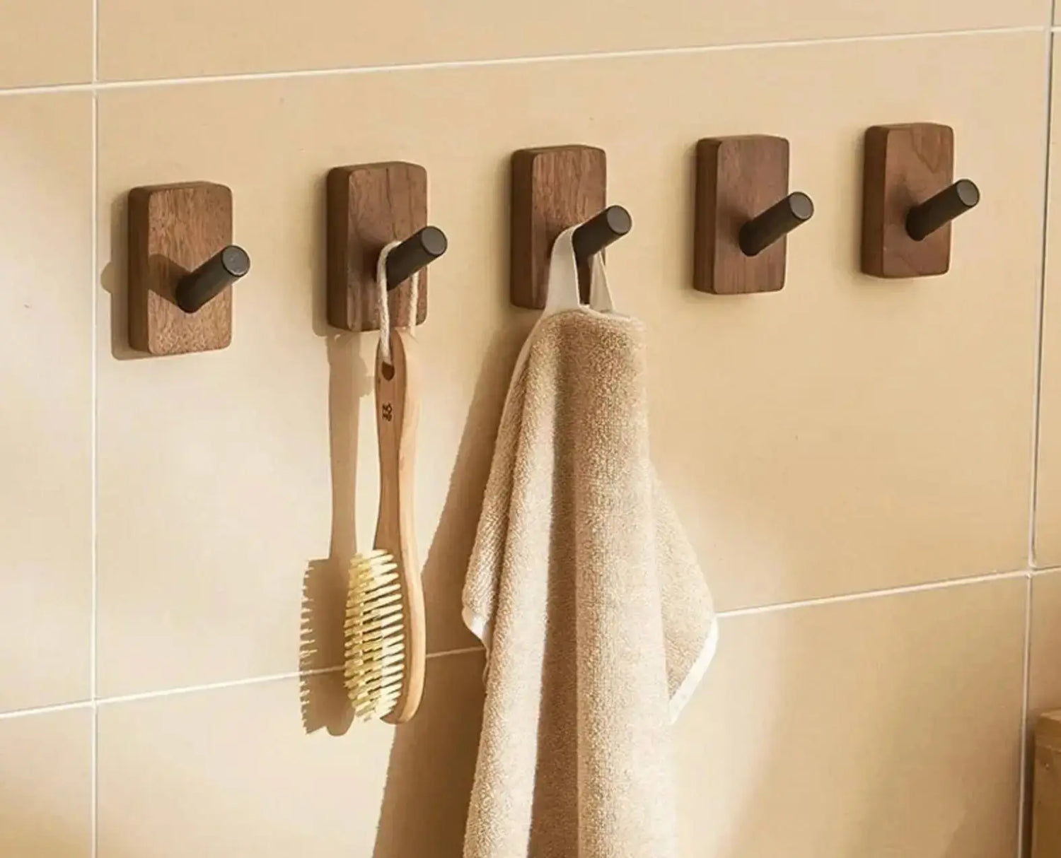 Wandgemonteerd handdoekrek met houten plank van 60 cm breed en twee handdoekhouders