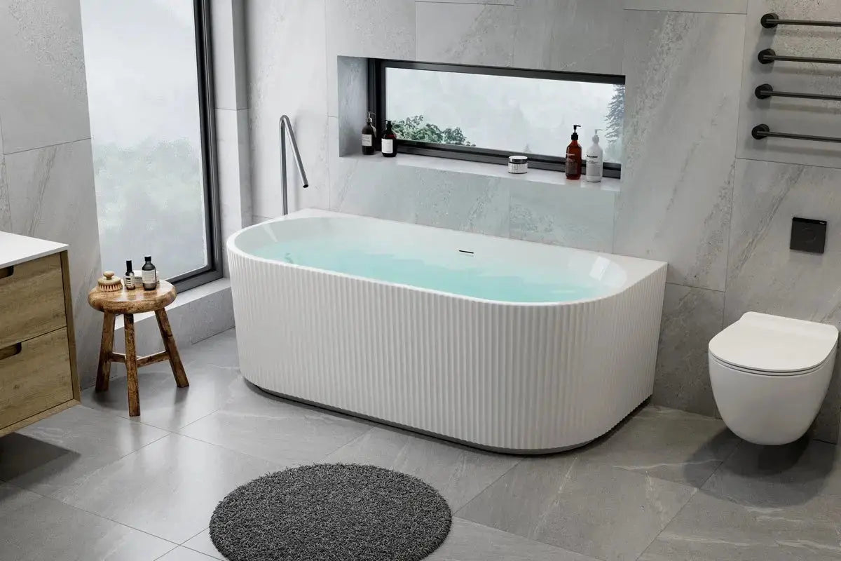 Half vrijstaand bad in moderne badkamer 