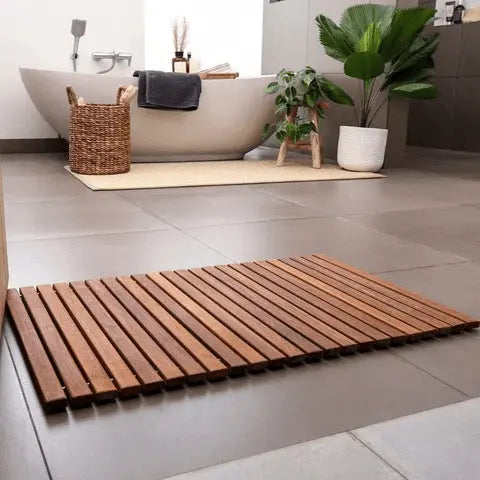 Teakhouten badmat in moderne badkamer met vrijstaand bad en planten