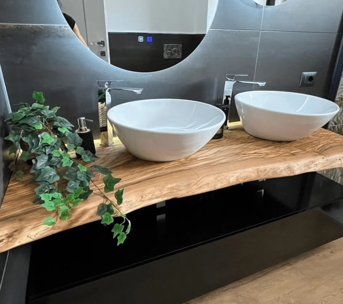 Massief houten wastafelblad met twee ronde witte waskommen en chromen kranen – natuurlijke badkamerstijl met luxe afwerking van SaniSupreme