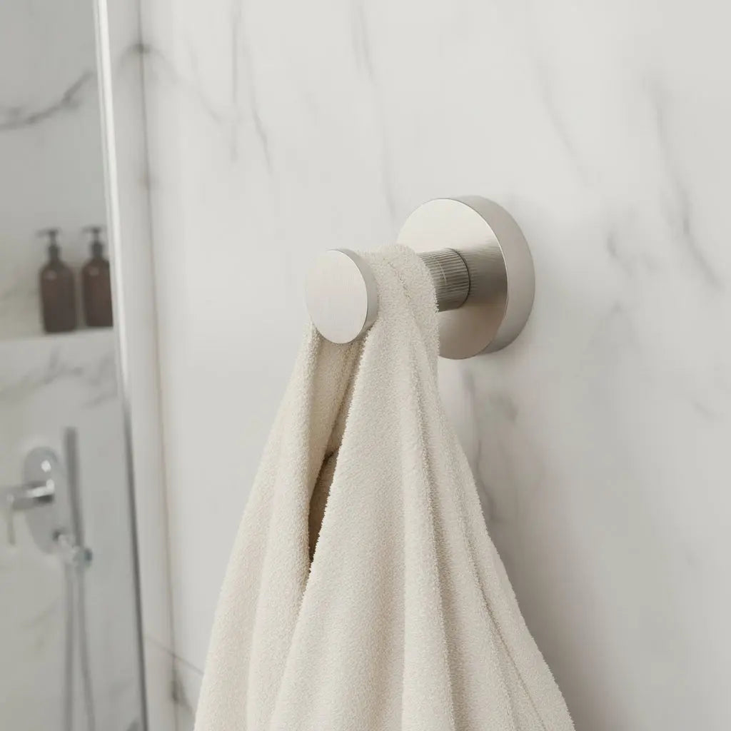 Badkamer Stria Haak Geborsteld RVS SaniSupreme met ribbelstructuur 7,8 cm diep