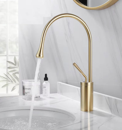 SaniSupreme AquaSoft wastafelkraan opbouw laag model gebogen uitloop geborsteld goud