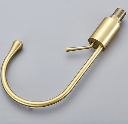 SaniSupreme AquaSoft wastafelkraan opbouw laag model gebogen uitloop geborsteld goud