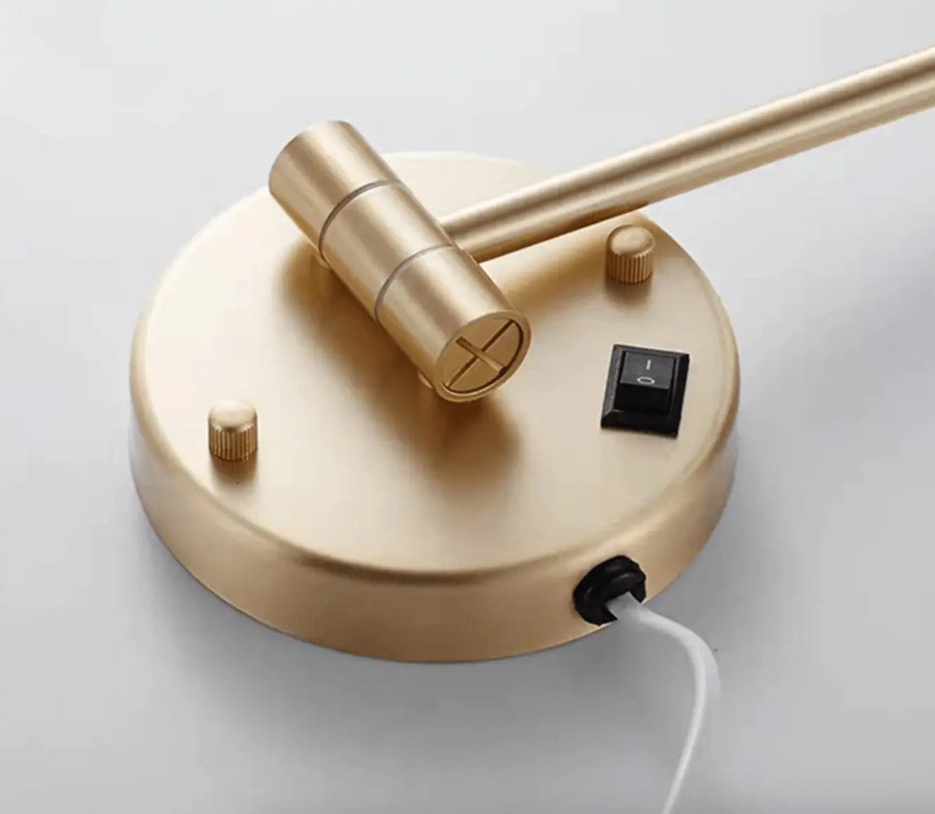 Make - up en Scheerspiegel SaniSupreme Bari Ø20cm LED Verlichting 3x Vergroting Goud Brushed