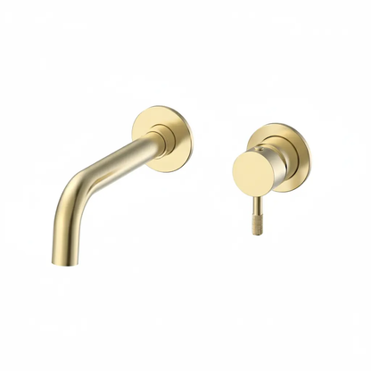 Een losstaande afbeelding van een moderne, gouden badkamerkraan die uit twee delen bestaat: de gebogen uitloop en de ronde bedieningshendel, beide met een mat gouden afwerking.