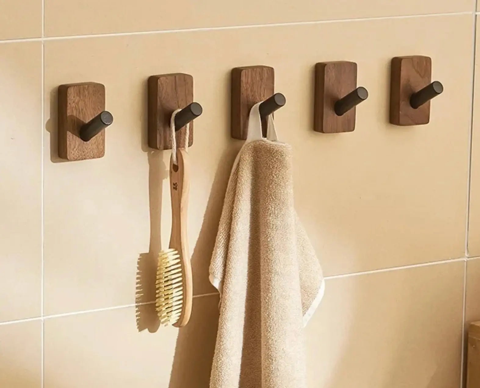 SaniSupreme Badkamer handdoek haak rechthoek walnoot mat zwart