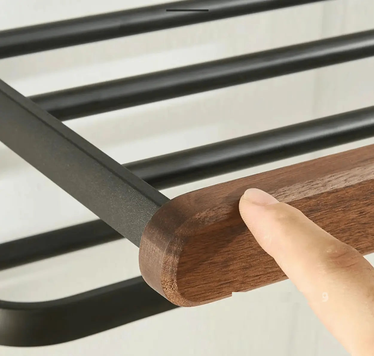 SaniSupreme Badkamer handdoek rek walnoot dubbel, inklapbaar mat zwart rond 60 cm.