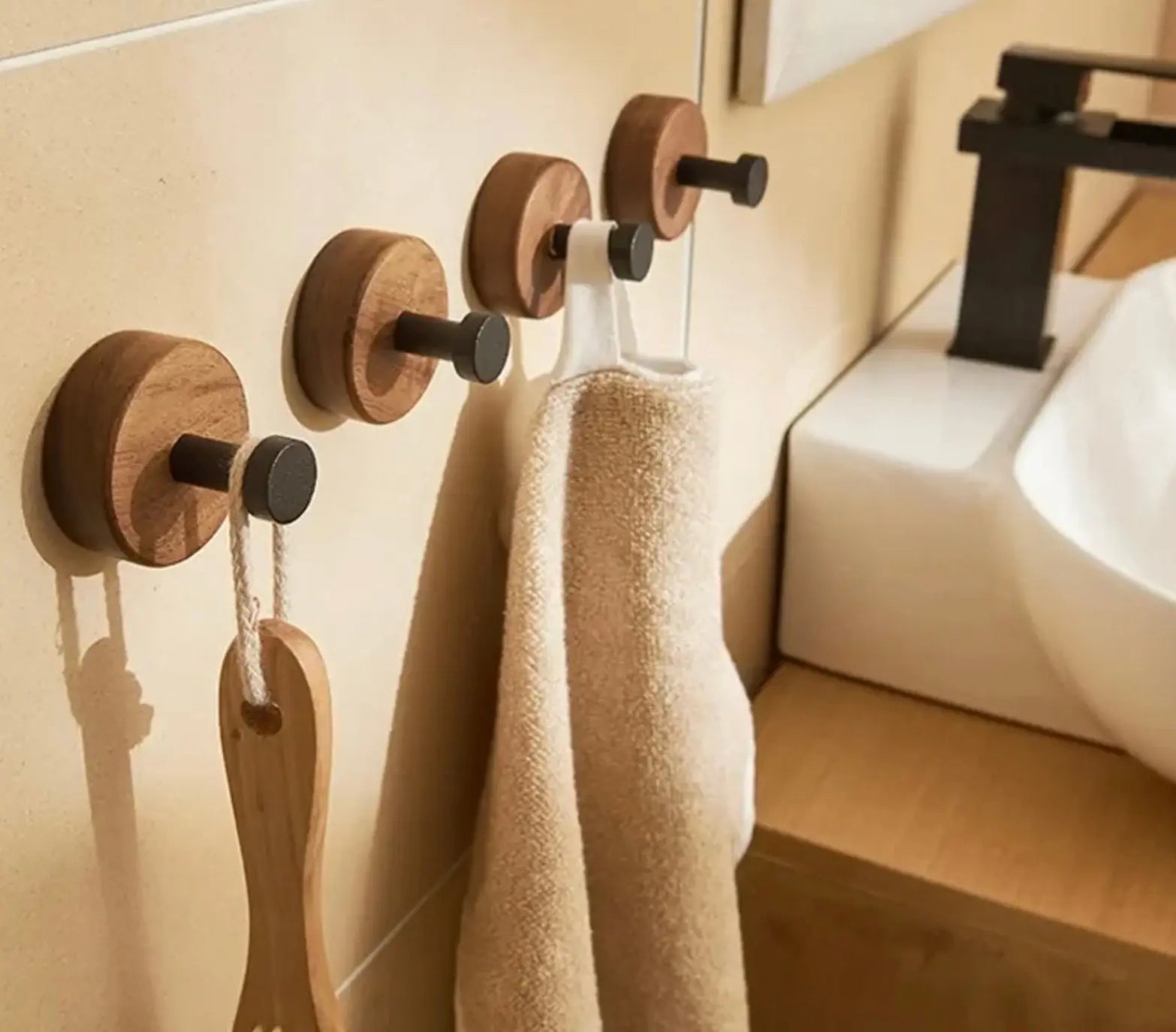 SaniSupreme Badkamer handdoekhaak rond walnoot mat zwart