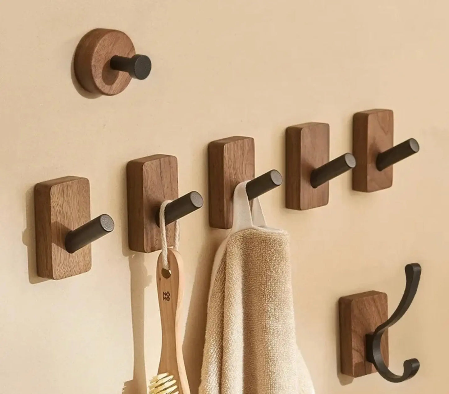 SaniSupreme Badkamer handdoekhaak rond walnoot mat zwart