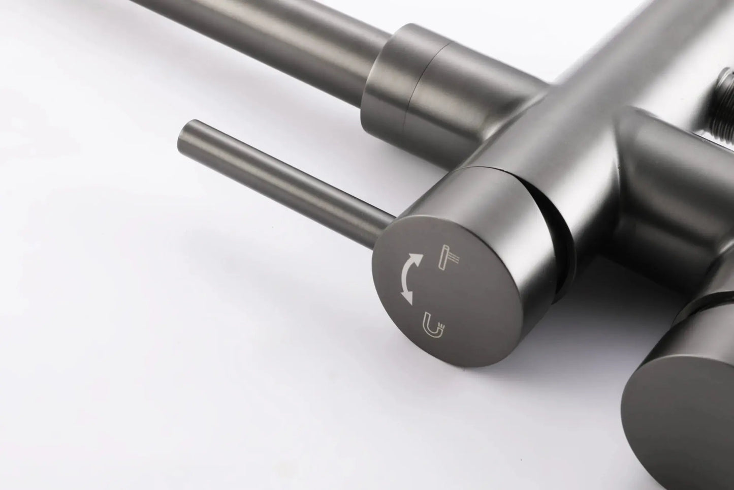 SaniSupreme Badkraan AquaVario® Gunmetal vrijstaand model met handdouche Gunmetal