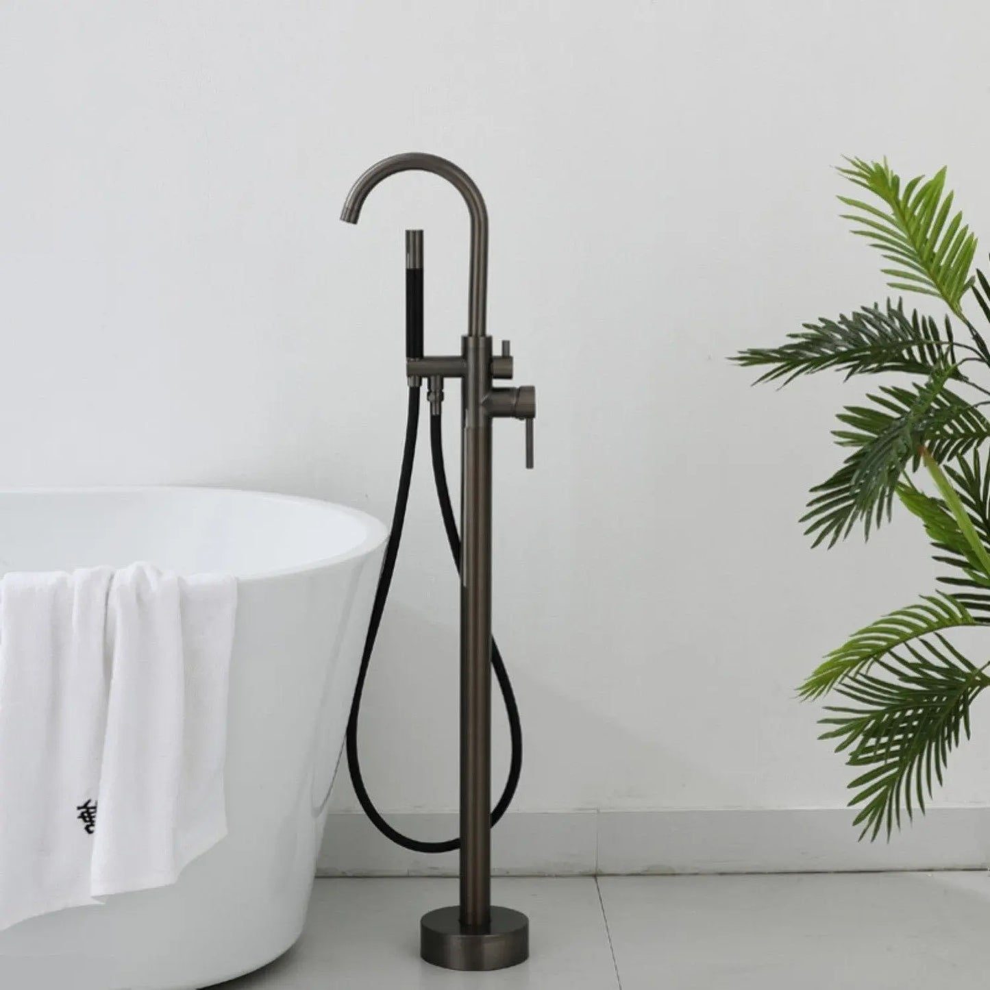 SaniSupreme Badkraan AquaVario® Gunmetal vrijstaand model met handdouche Gunmetal