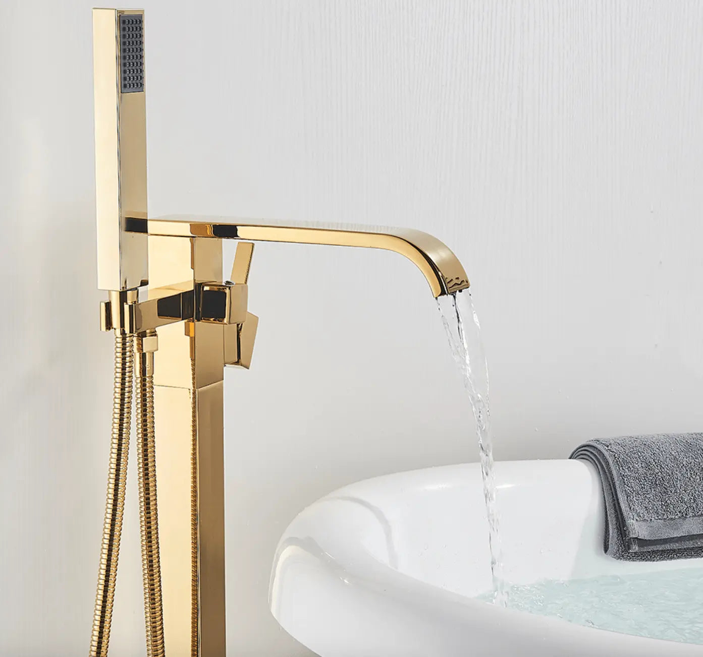 SaniSupreme® Badkraan Bocchi vrijstaand model met handdouche goud glans