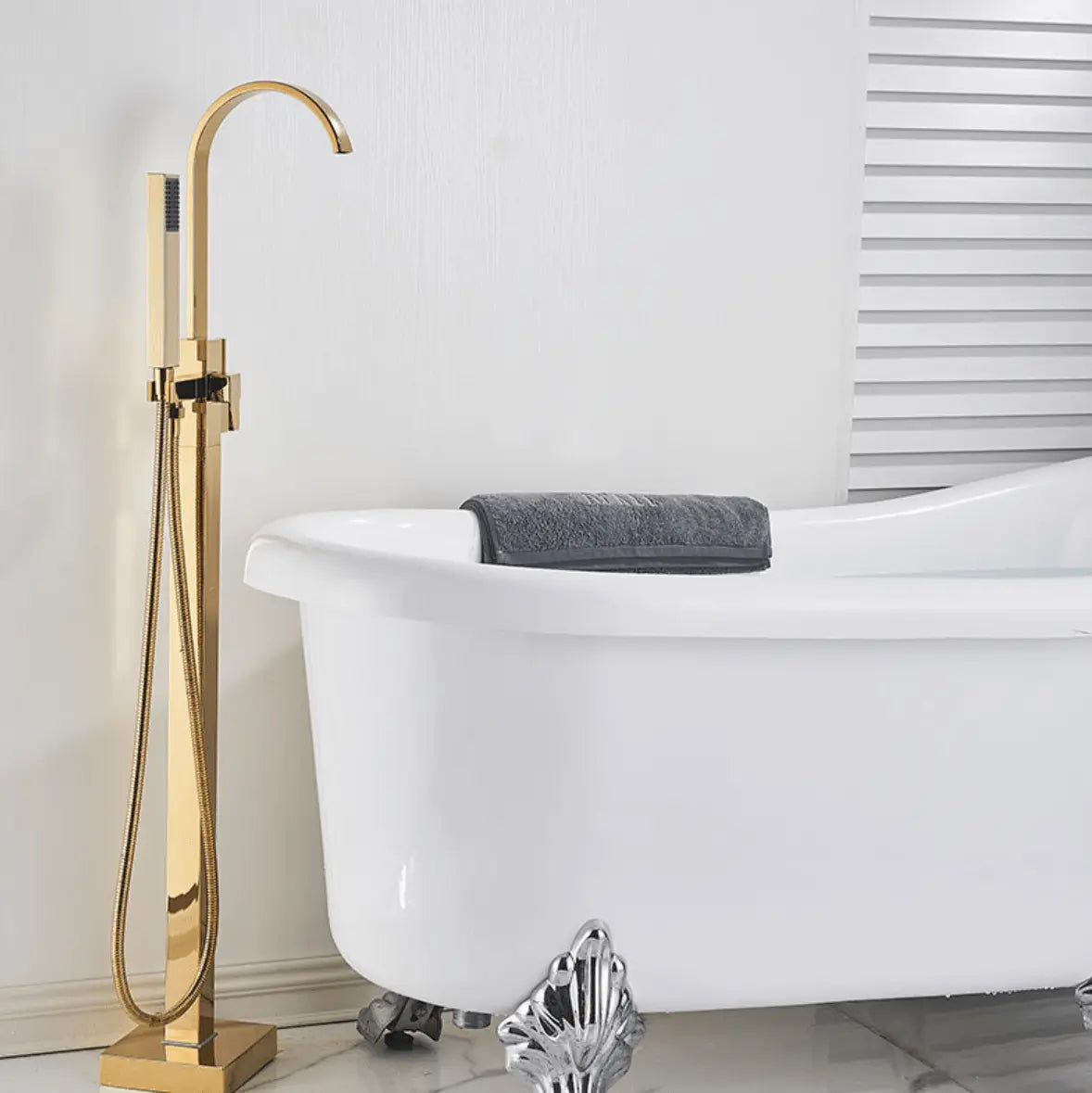 SaniSupreme® Badkraan Florence vrijstaand model met handdouche goud glans