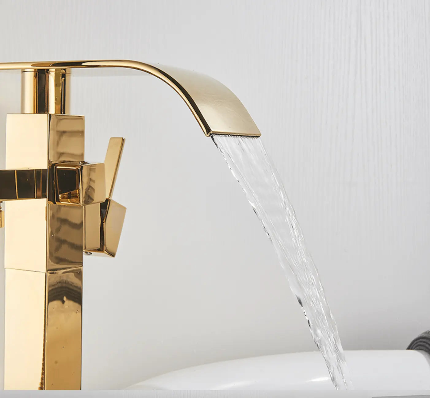 SaniSupreme® Badkraan Luca vrijstaand model met handdouche goud glans