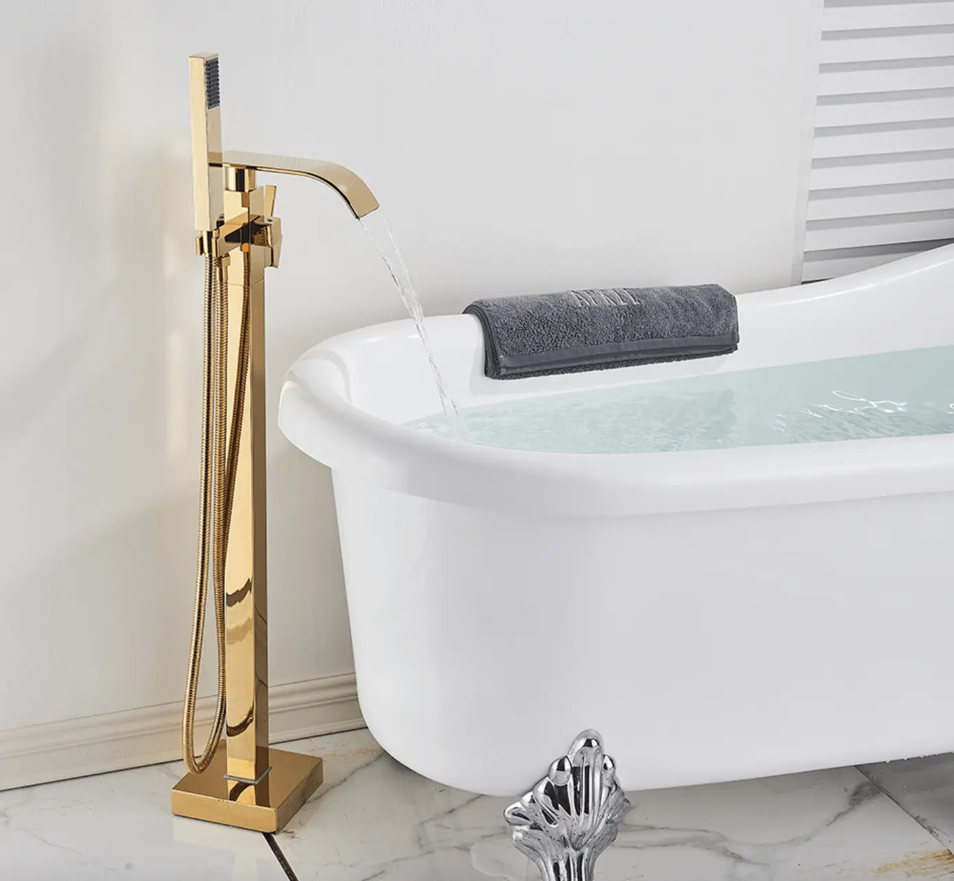 SaniSupreme® Badkraan Luca vrijstaand model met handdouche goud glans