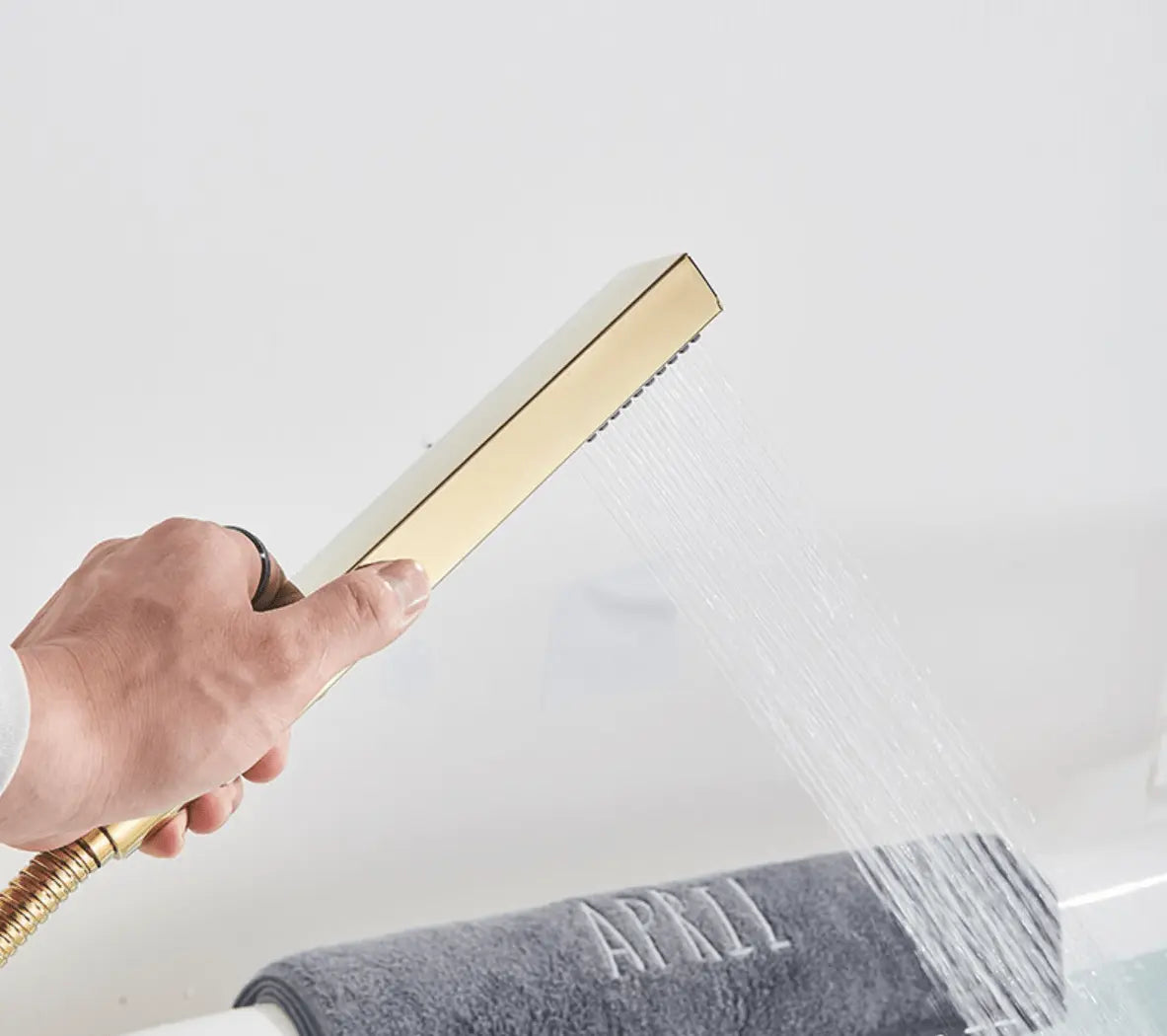 SaniSupreme® Badkraan Luca vrijstaand model met handdouche goud glans