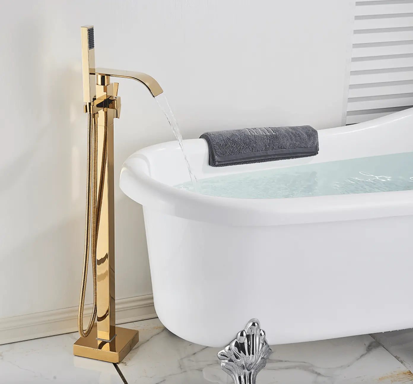 SaniSupreme® Badkraan Luca vrijstaand model met handdouche goud glans