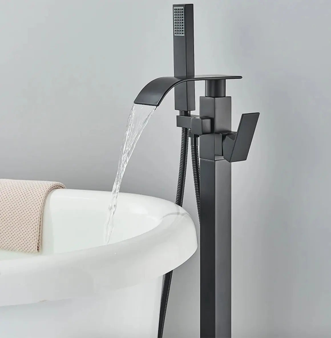 SaniSupreme® Badkraan Luca vrijstaand model met handdouche mat zwart