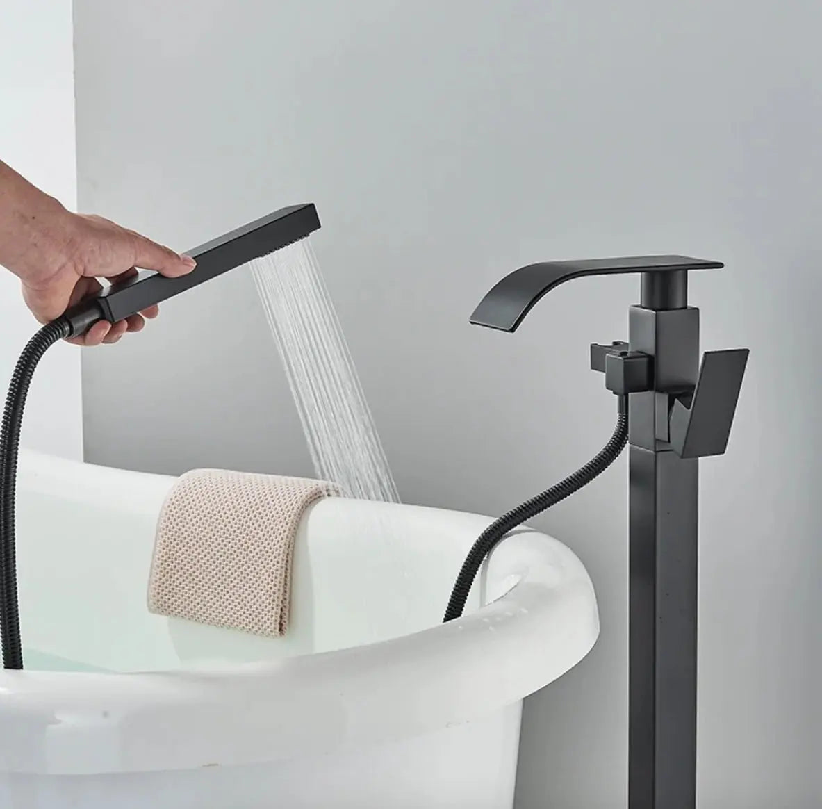 SaniSupreme® Badkraan Luca vrijstaand model met handdouche mat zwart