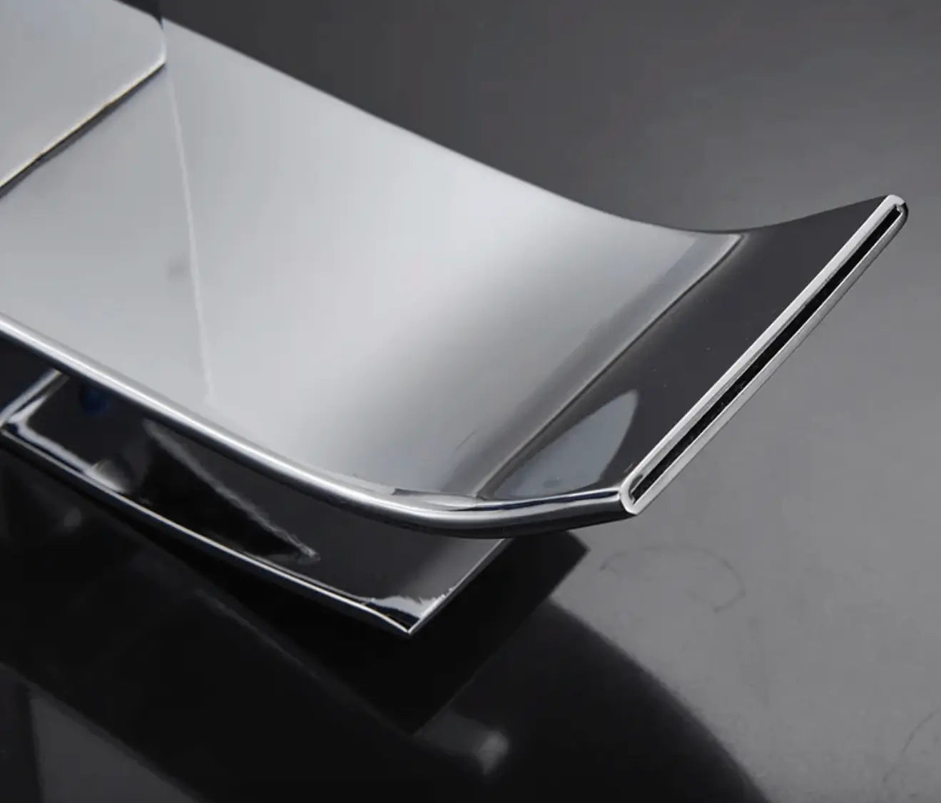 SaniSupreme Bari wastafelkraan opbouw laag model brede uitloop chroom