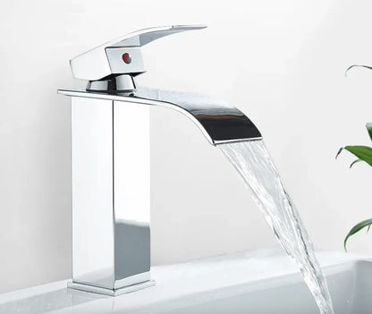 SaniSupreme Bari wastafelkraan opbouw laag model brede uitloop chroom