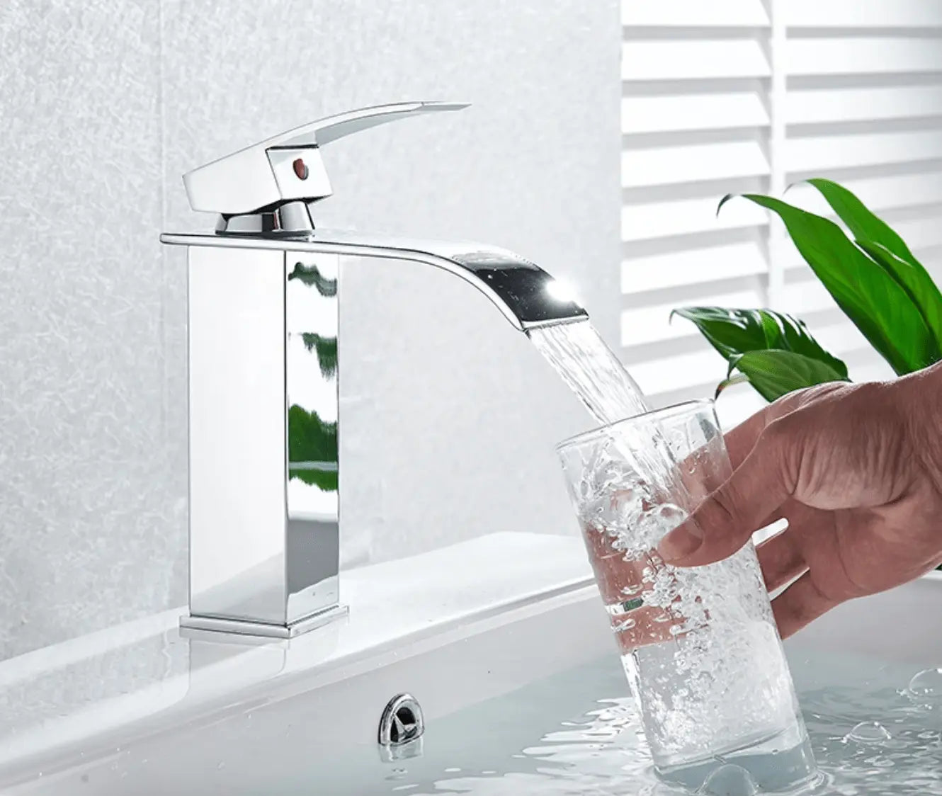 SaniSupreme Bari wastafelkraan opbouw laag model brede uitloop chroom