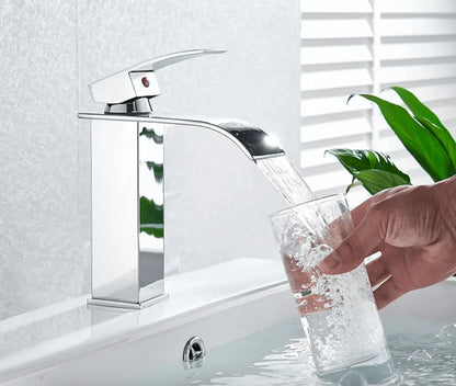 SaniSupreme Bari wastafelkraan opbouw laag model brede uitloop chroom