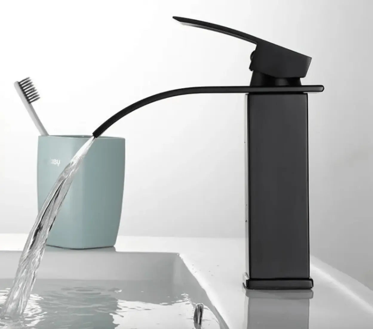 SaniSupreme Bari wastafelkraan opbouw laag model brede uitloop mat zwart