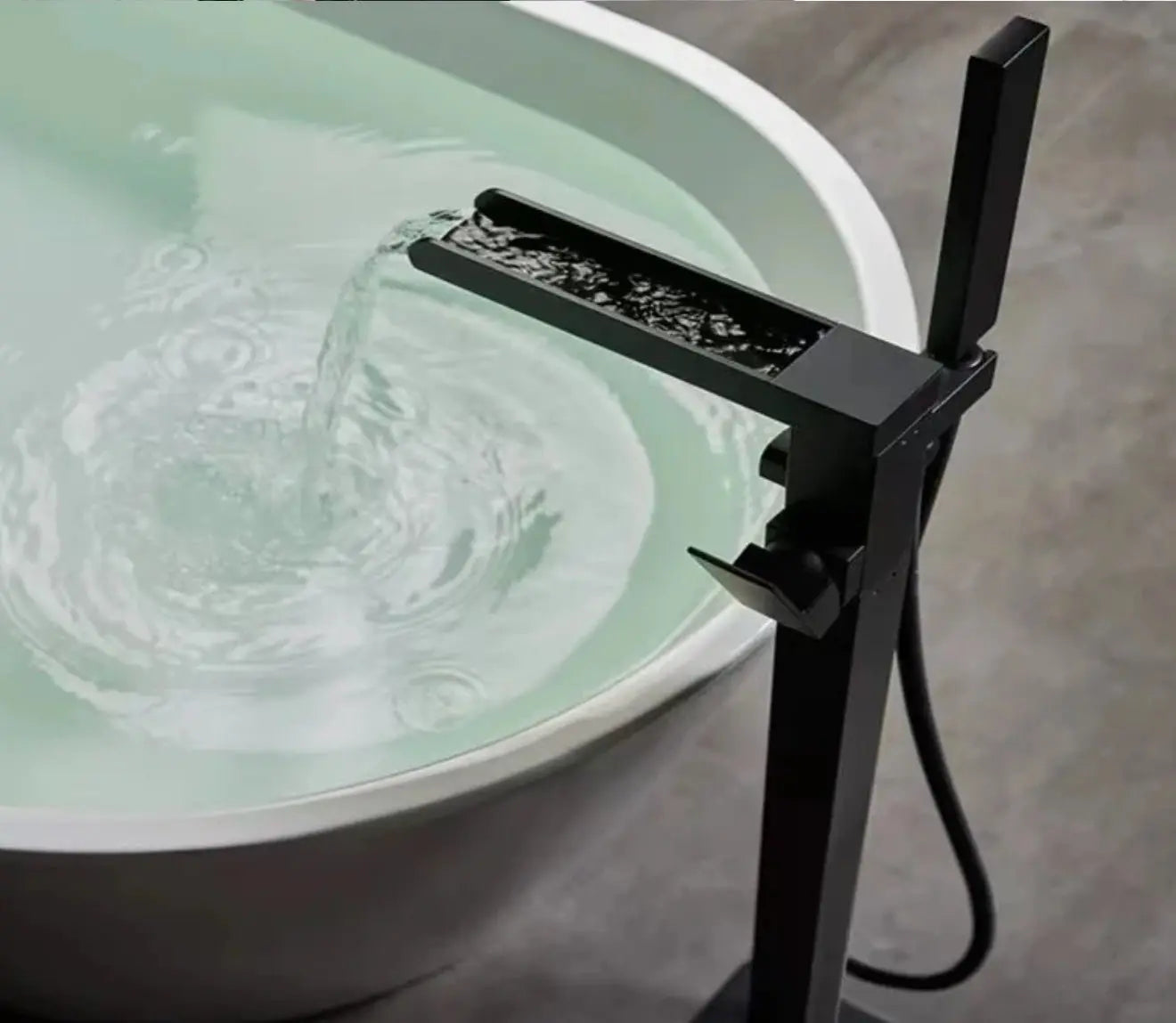 SaniSupreme® BlackLine Badkraan Bern vrijstaand model met handdouche mat zwart