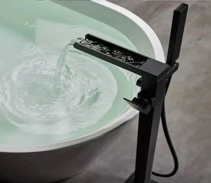 SaniSupreme® BlackLine Badkraan Bern vrijstaand model met handdouche mat zwart