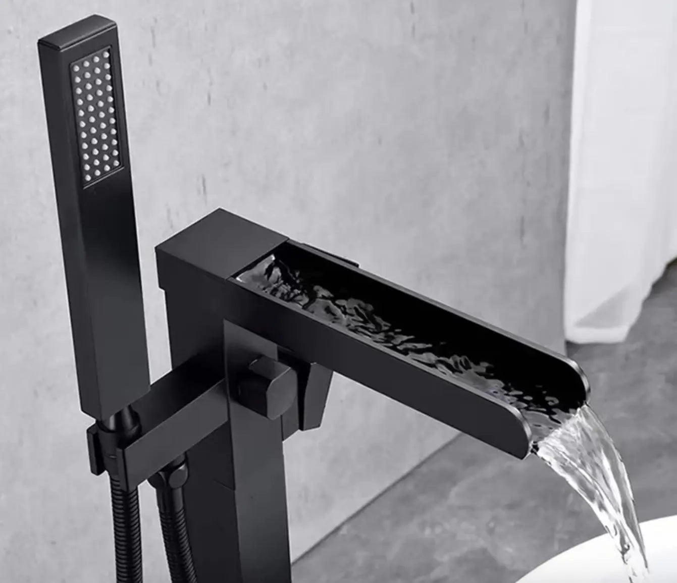 SaniSupreme® BlackLine Badkraan Bern vrijstaand model met handdouche mat zwart