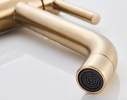 SaniSupreme Idora keramische wastafel kraan opbouw hoog model gebogen uitloop Goud Geborsteld