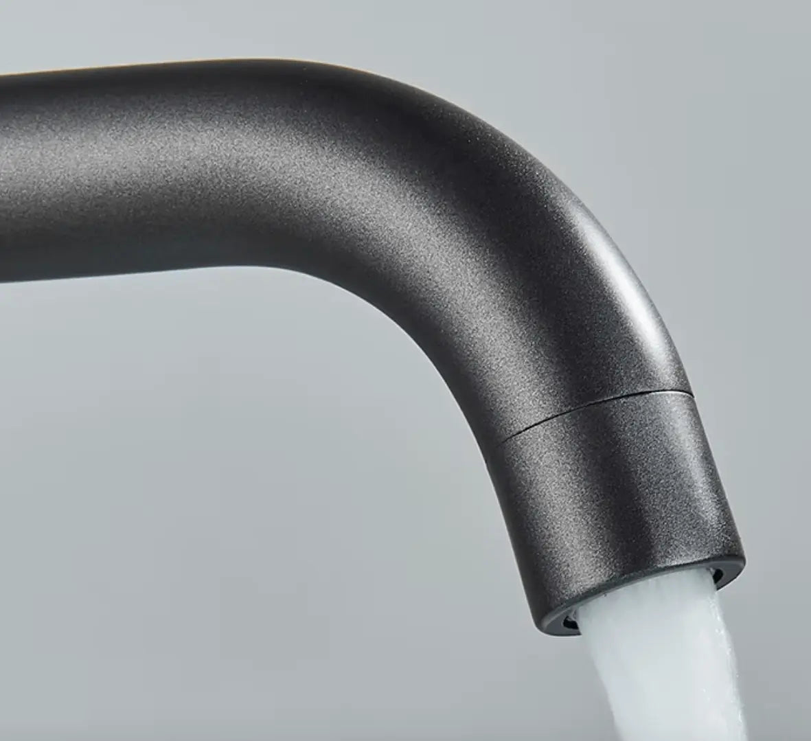 SaniSupreme Idora keramische wastafel kraan opbouw hoog model gebogen uitloop Gunmetal