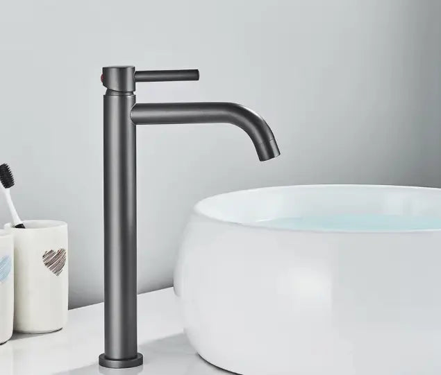 SaniSupreme Idora keramische wastafel kraan opbouw hoog model gebogen uitloop Gunmetal