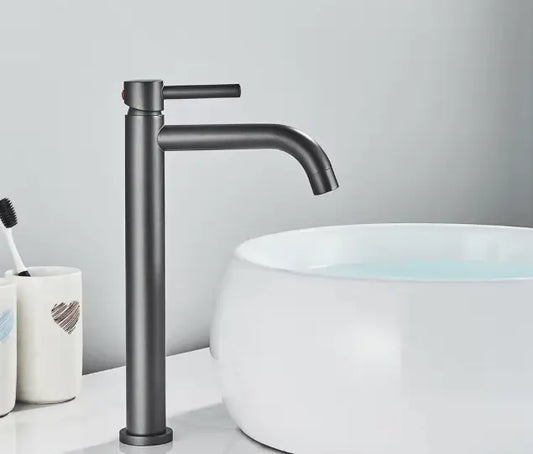 SaniSupreme Idora keramische wastafel kraan opbouw hoog model gebogen uitloop Gunmetal