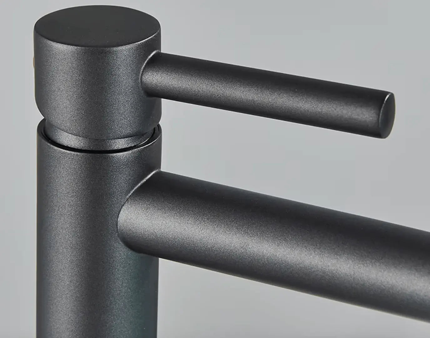 SaniSupreme Idora keramische wastafel kraan opbouw hoog model gebogen uitloop Gunmetal