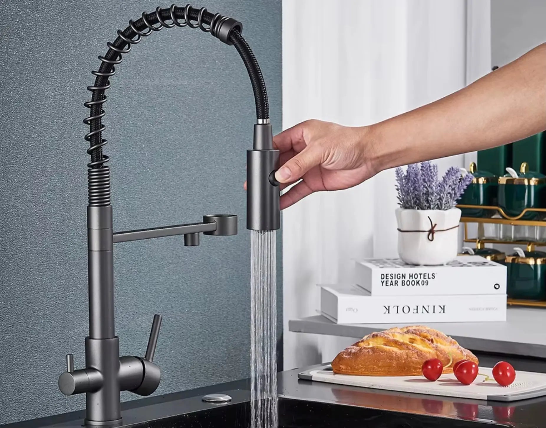 SaniSupreme Keukenkraan Pull - down Bologna gebogen met veer Mat Grijs