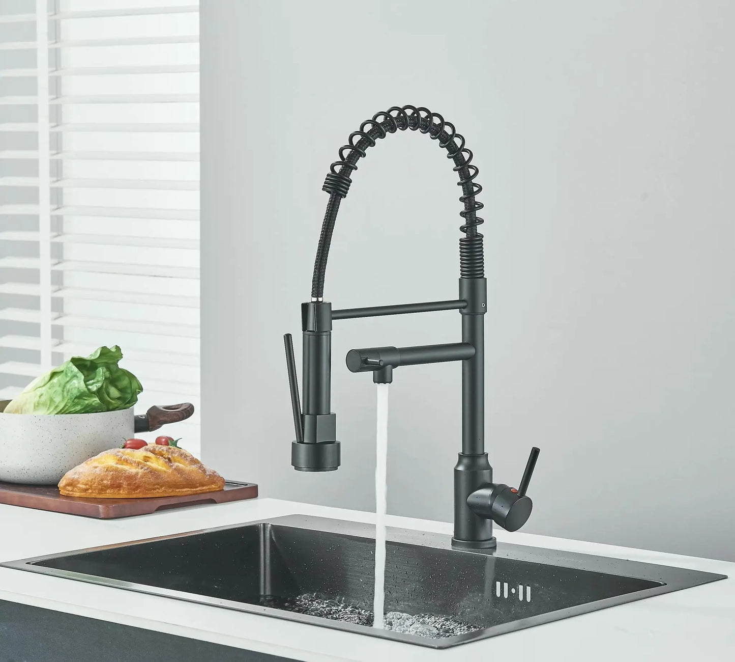 SaniSupreme Milan Keukenkraan met Sproeikop veer en extra uitloop mat zwart