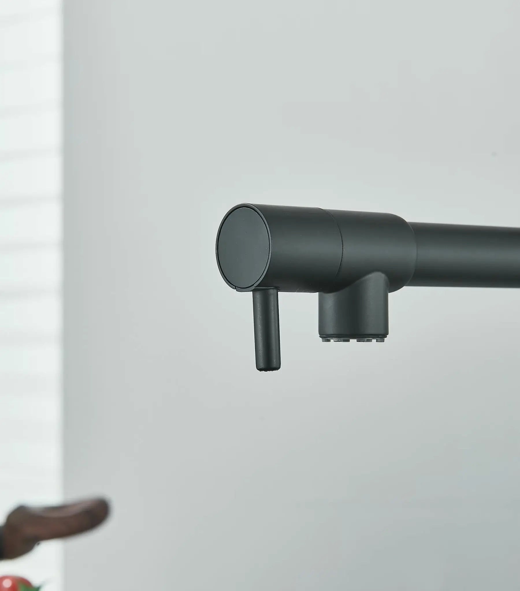 SaniSupreme Milan Keukenkraan met Sproeikop veer en extra uitloop mat zwart