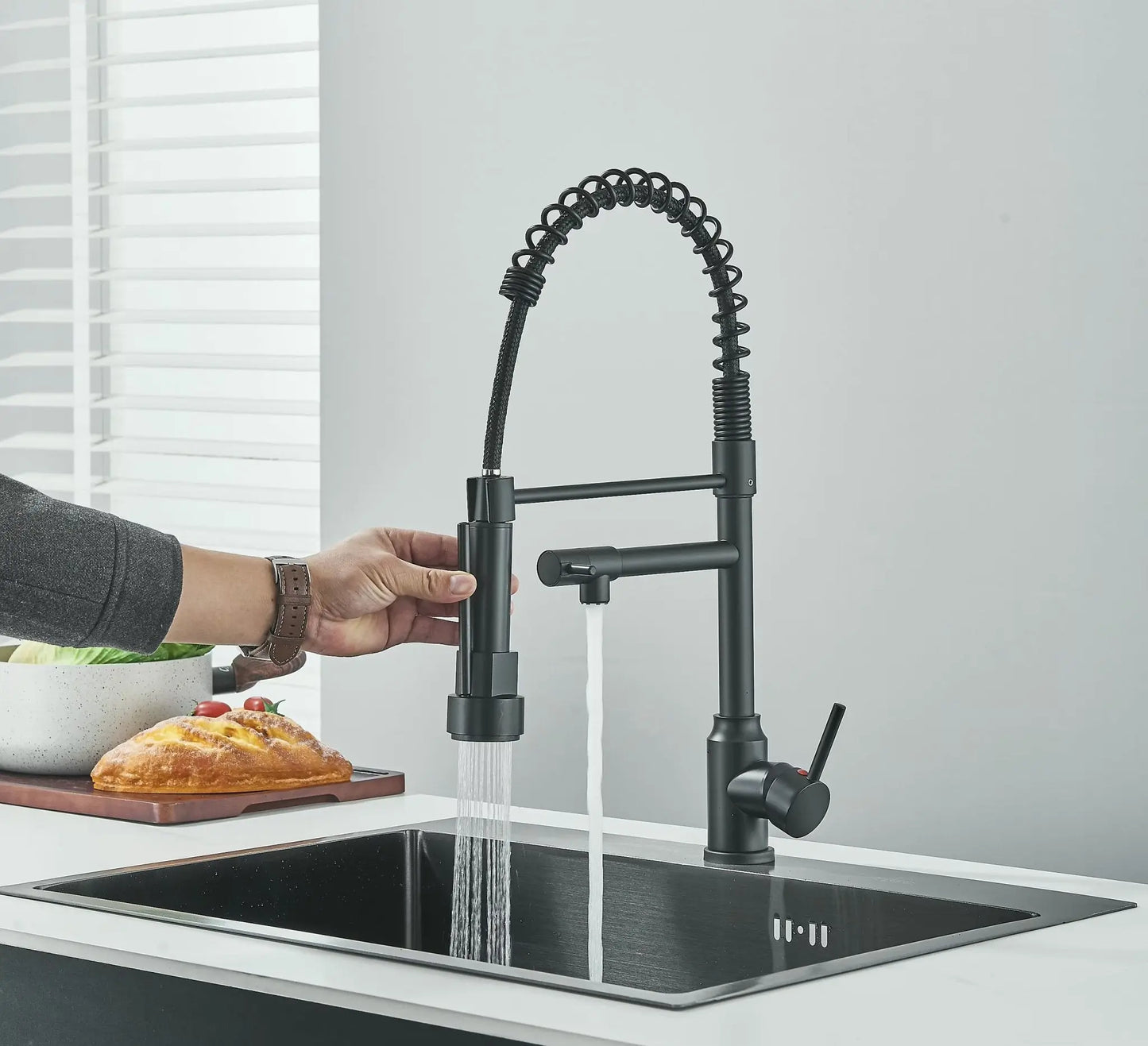 SaniSupreme Milan Keukenkraan met Sproeikop veer en extra uitloop mat zwart