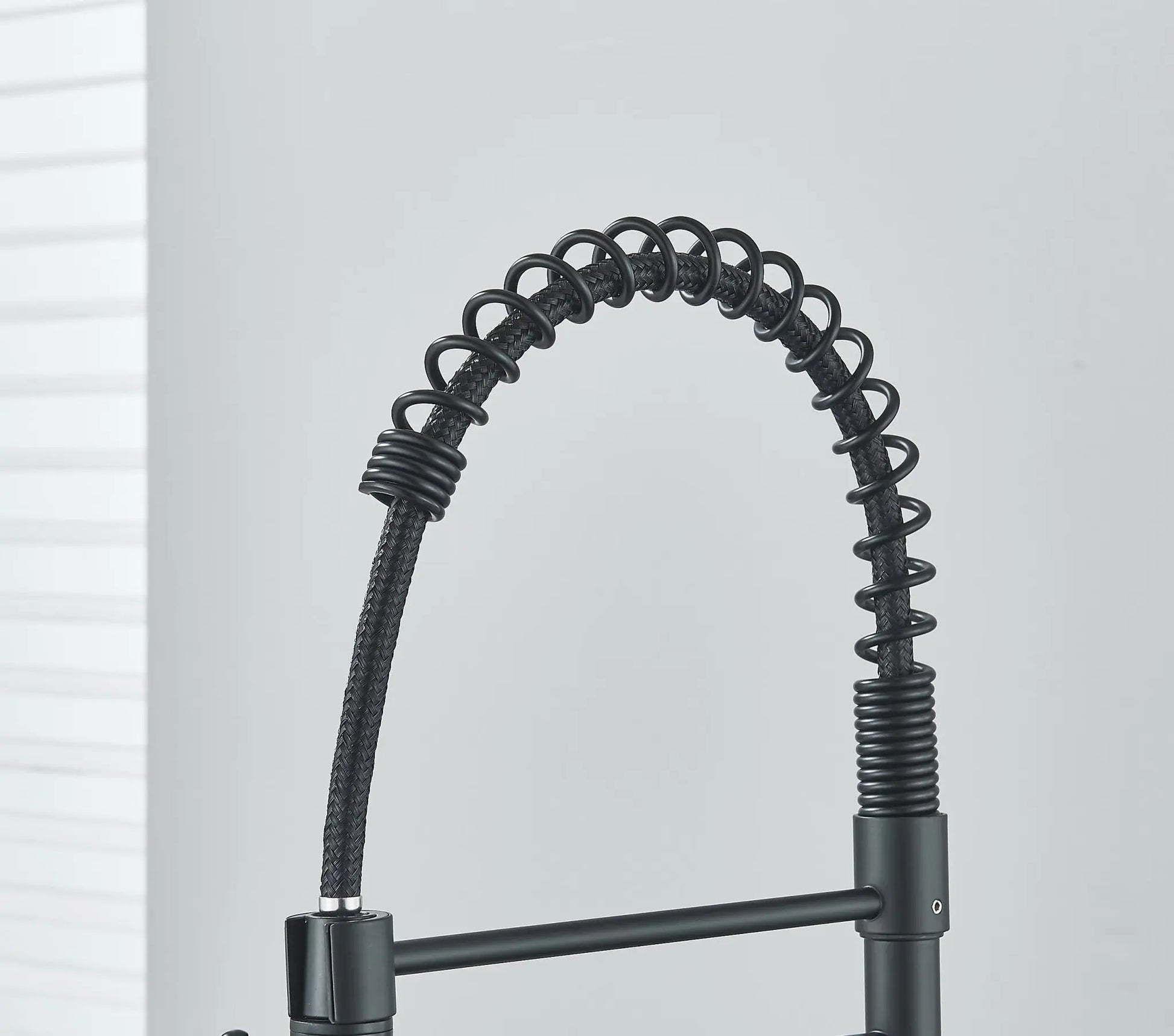 SaniSupreme Milan Keukenkraan met Sproeikop veer en extra uitloop mat zwart