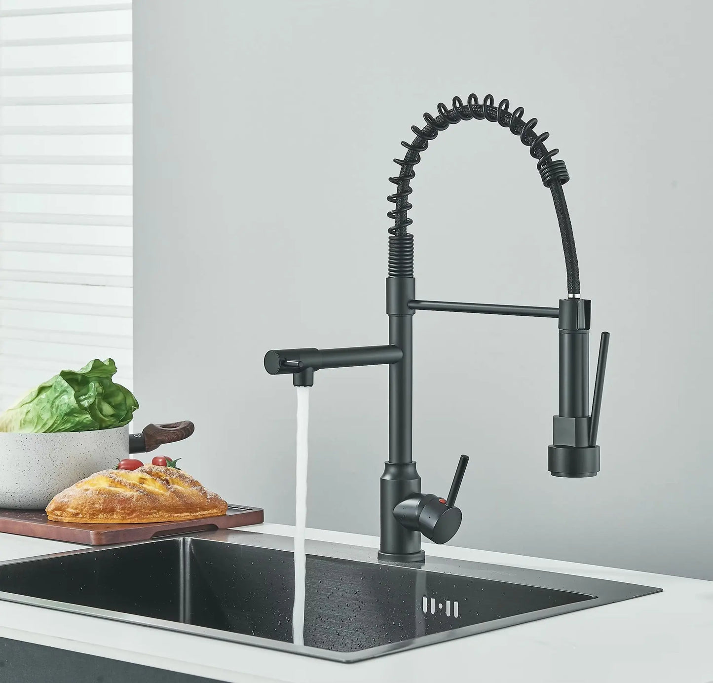 SaniSupreme Milan Keukenkraan met Sproeikop veer en extra uitloop mat zwart