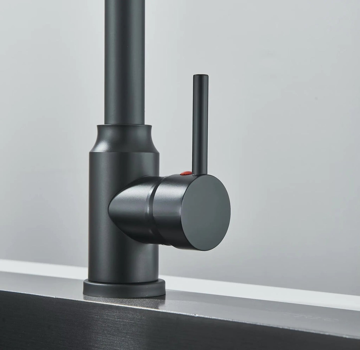 SaniSupreme Milan Keukenkraan met Sproeikop veer en extra uitloop mat zwart