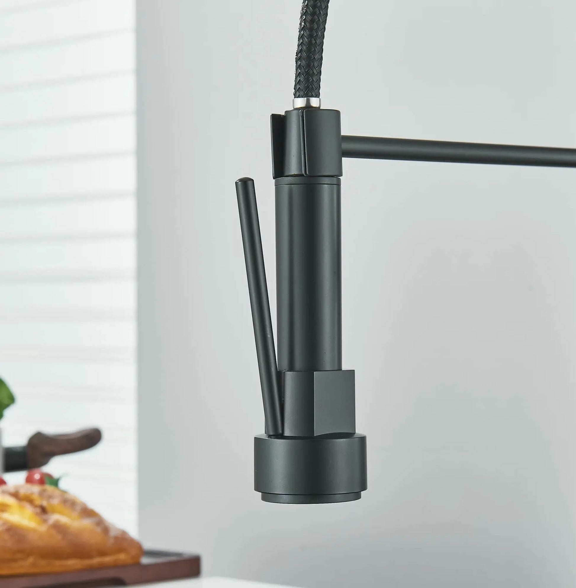 SaniSupreme Milan Keukenkraan met Sproeikop veer en extra uitloop mat zwart